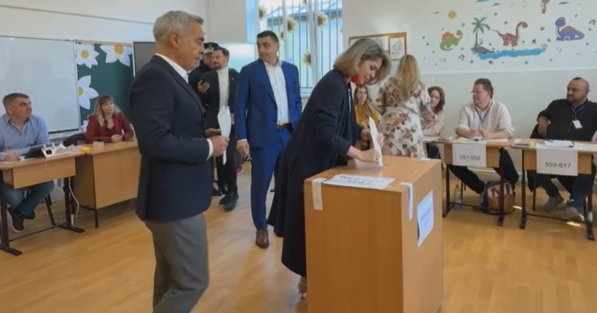 Cristela Georgescu la secția de votare din Mogoșoaia