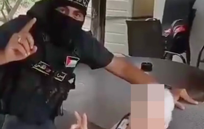 Bild, despre imaginile difuzate de canalele media afiliate Hamas: „Teroriștii răpesc și umilesc bunicii”