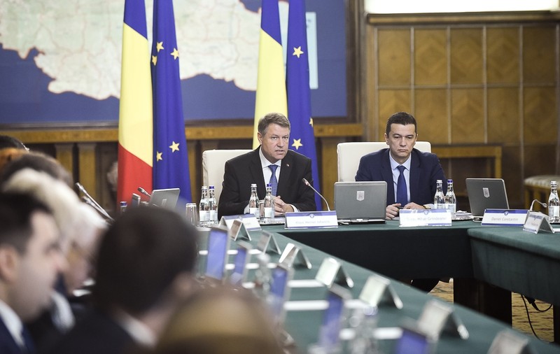 Klaus Iohannis ar putea prezida ședința de Guvern de marți, în cazul adoptării unei Ordonanțe de amnistie și grațiere. Precedentul Grindeanu