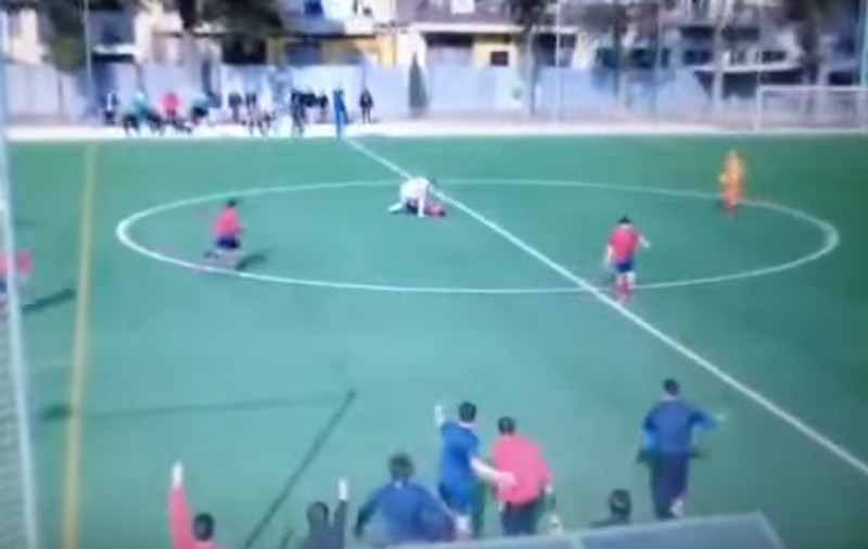 Scene șocante la un meci de fotbal din Spania. Un fotbalist și-a bătut un adversar pe teren! / VIDEO