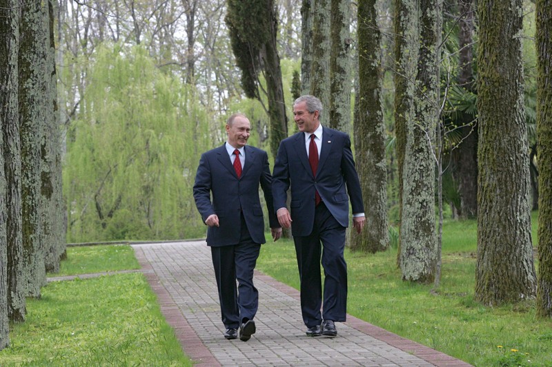 epa01306004 The U.S. President George W. Bush (R) and Russian President Vladimir Putin (L) have a walk at the presidential residence Bocharov Ruchei in Sochi, Russia, 06 April 2008. US President George W. Bush has arrived in Sochi for a two-day visit. EPA/VLADIMIR RODIONOV RIA NOVOSTI / KREMLIN POOL