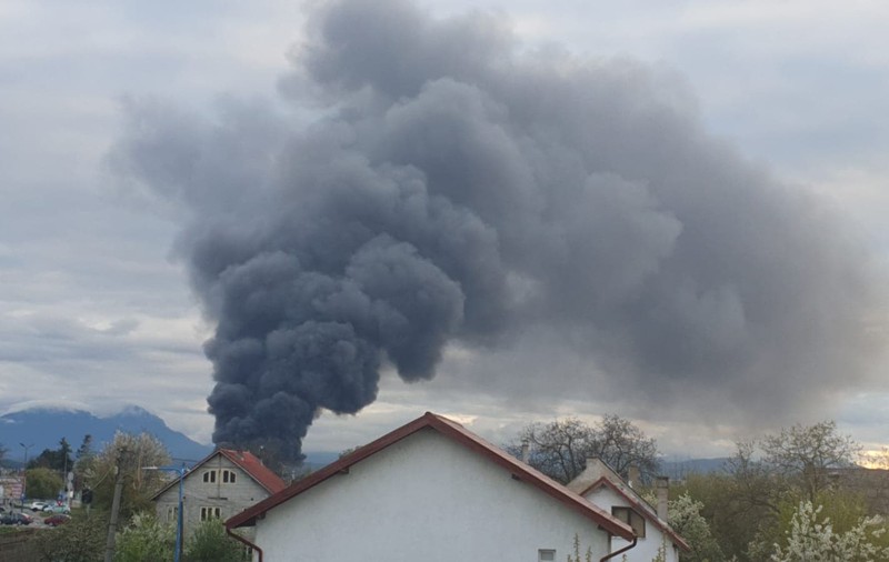 Incendiu puternic într-o piaţă de haine second-hand din Braşov. Pompierii le-au cerut localnicilor să închidă ferestrele