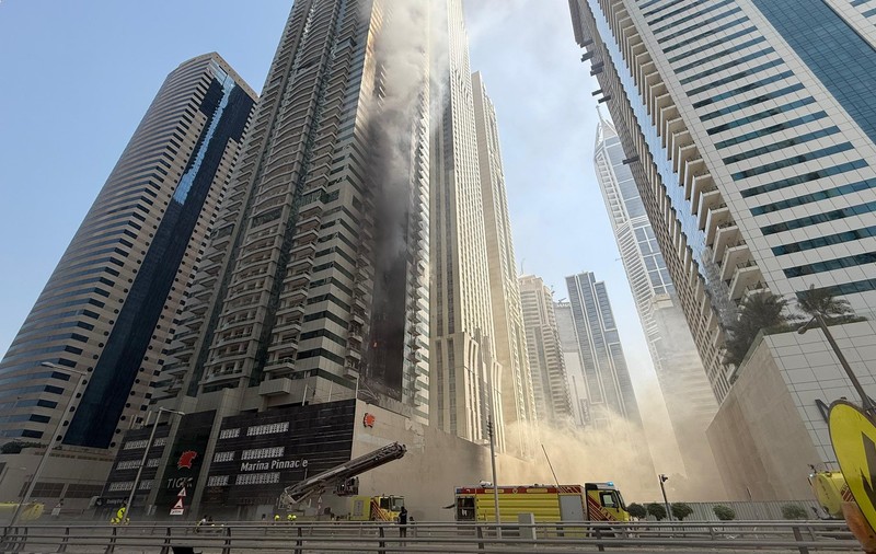 Momentul în care flăcările cuprind un zgârie-nori din Dubai. Aproape 4.000 de oameni au fost evacuați I VIDEO