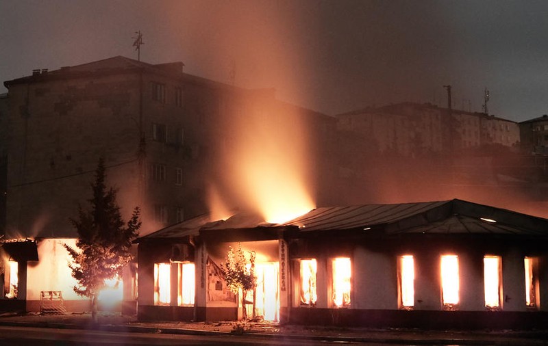 Armistițiul dintre Armenia și Azerbaidjan, negociat la Moscova, a fost deja încălcat: bombardamente asupra capitalei regiunii Nagorno Karabah