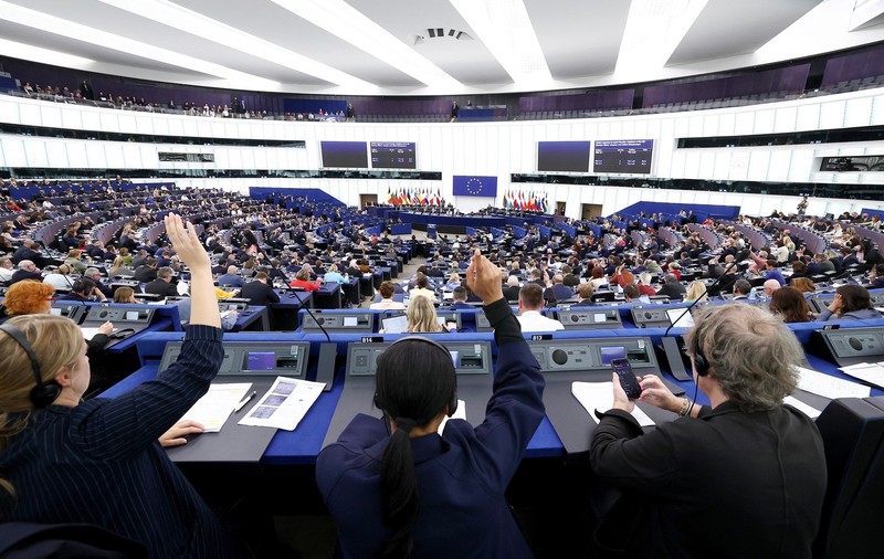 Ursula von der Leyen a supraviețuit altor două moțiuni de cenzură. Cum au votat eurodeputații români
