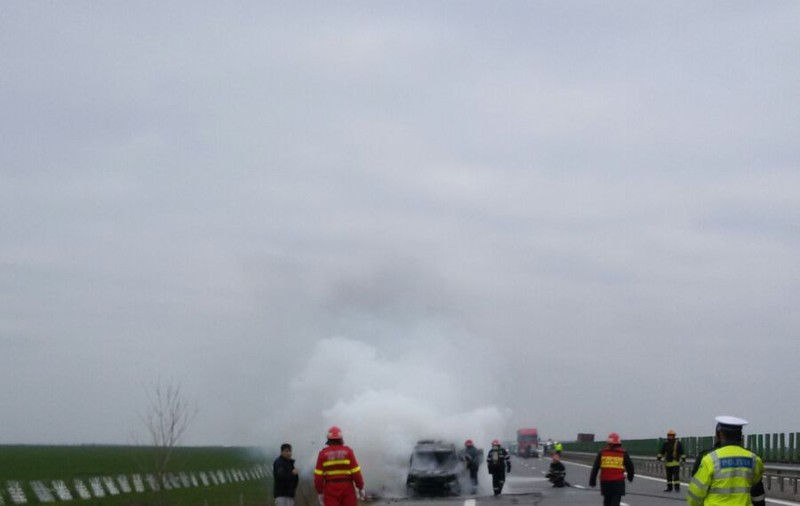 A ars ca o torță pe Autostrada Soarelui! Mașina a luat foc în timpul mersului, dar șoferul s-a salvat în ultima clipă