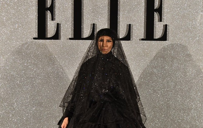 VIDEO EXCLUSIV/ Silvia Popescu, ”văduva neagră”, a câștigat titlul de cea mai extravagantă ținută la Elle Style Awards 2018. „Am venit la eveniment cu elicopterul personal”