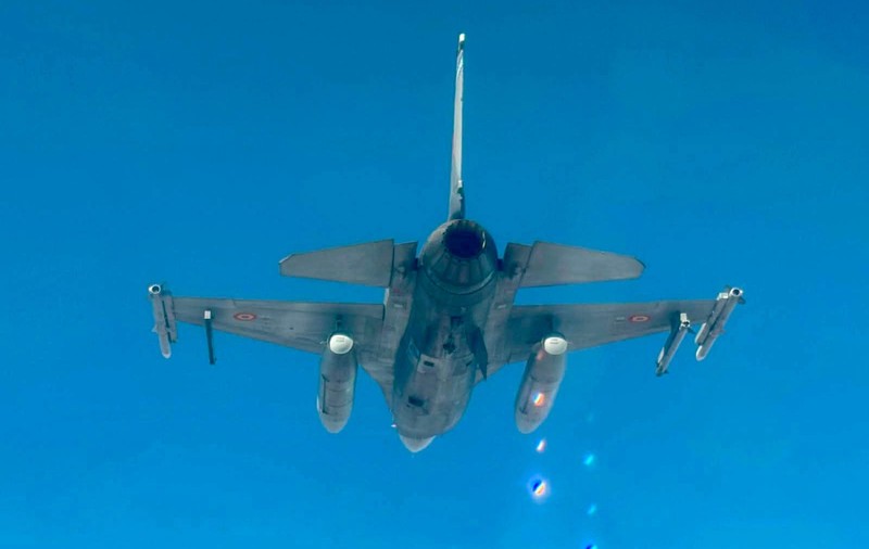 Imagini cu avioanele F-16 în timpul misiunii de distrugere a celei de-a treia drone care a intrat în spațiul aerian al României