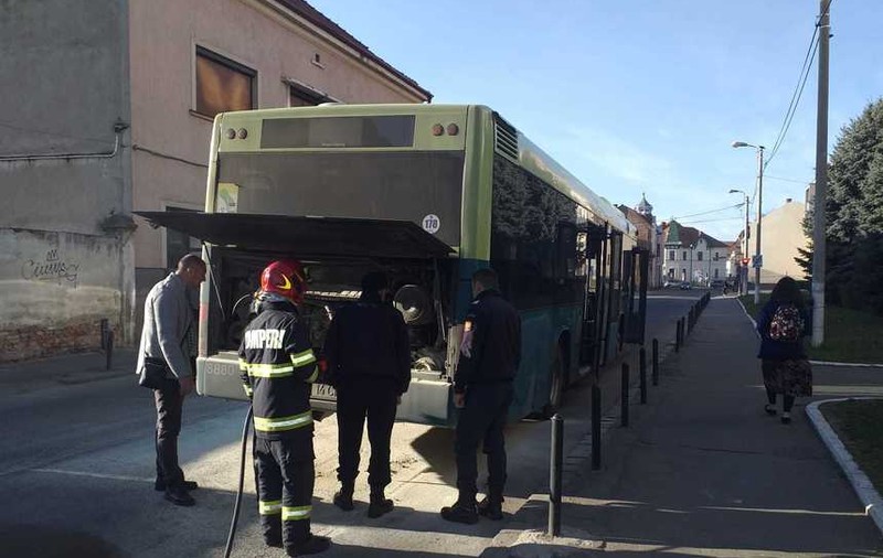 Un autobuz a luat foc în mers chiar în fața sediului pompierilor din Oradea. Călătorii s-au autoevacuat