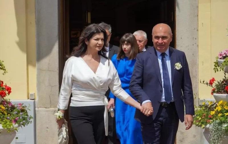 Cu ce se ocupă iubita lui Ilie Bolojan. Cum a apărut Ioana alături de premierul României