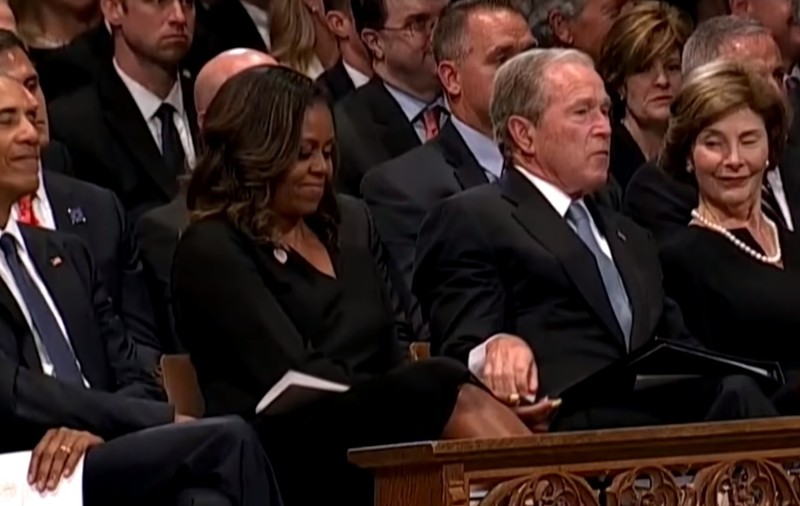 VIDEO| Moment inedit la înmormântarea lui John McCain. George W. Bush i-a dat lui Michelle Obama o bomboană primită de la soția sa