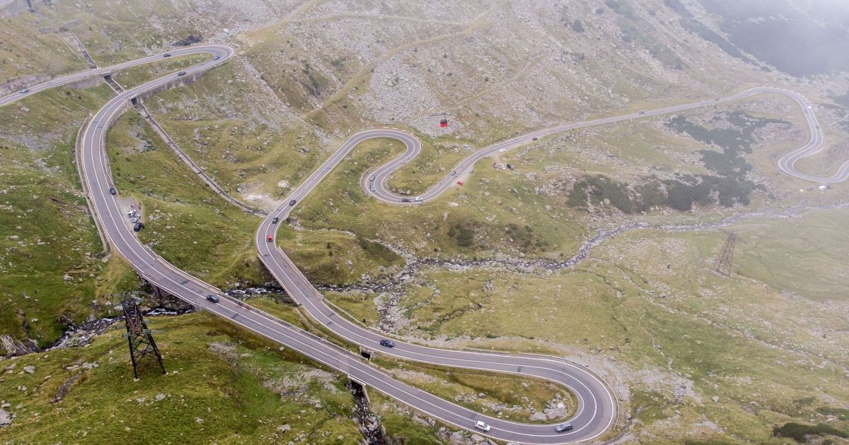 Imagine din drona cu DN 7C, Transfagarasan , construit intre anii 1970-1974 in Muntii Fagaras, sambata 25 august 2018. Soseaua Transfagarasan se afla pe Drumul National 7C (152 km) ce leaga Transilvania de Muntenia, traversand cel mai inalt lant muntos din Romania, Muntii Fagaras, pe o distanta de aproximativ 92 km prin judetele Arges si Sibiu. Soseaua ajunge la altitudinea maxima de 2042 metri la Balea Lac.