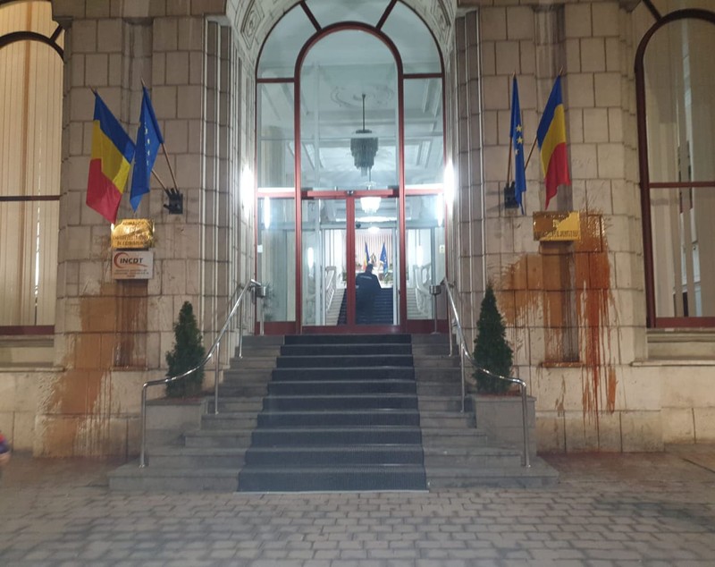 FOTO | Protestatarii au aruncat cu ketchup pe pereții Ministerului Justiției