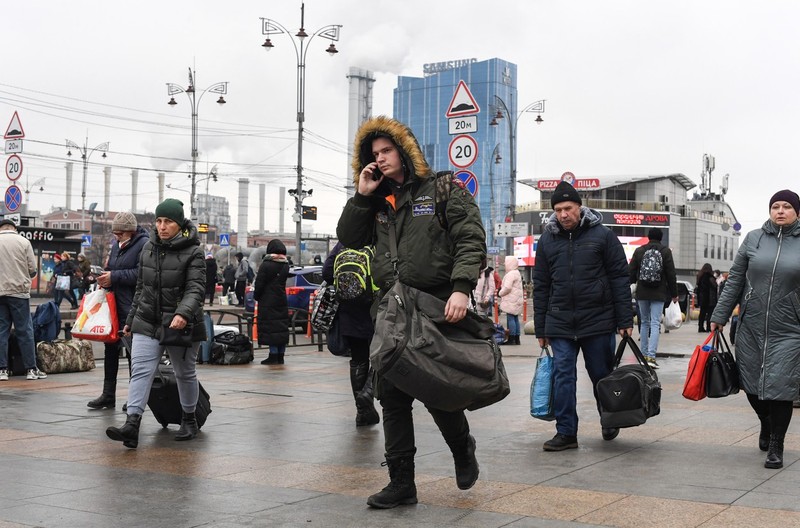 Oameni cu bagaje - o imagine familiară pe toate străzile din Kiev, astăzi | Foto: Profimedia