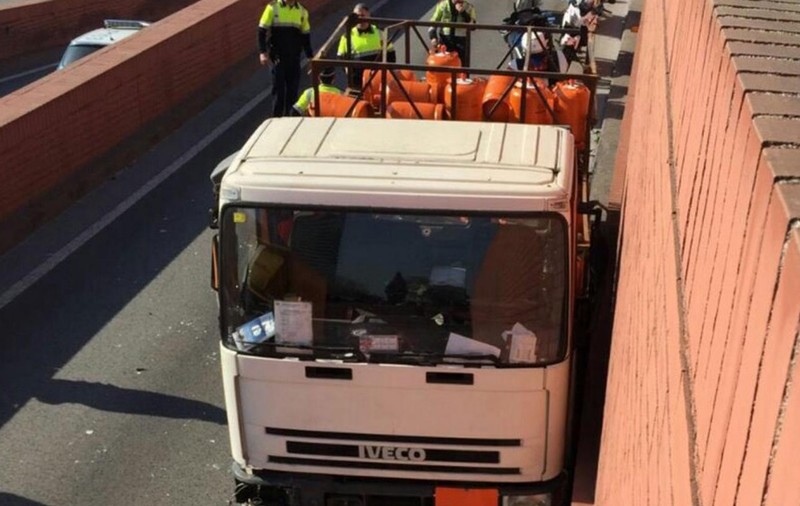 Focuri de armă pe o autostradă din Barcelona | Un bărbat a furat un camion cu butelii și a condus cu viteză pe contrasens