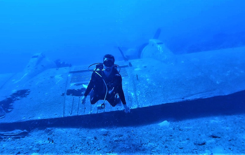 VIDEO EXCLUSIV/ Scafandrul care a ajutat un delfin să nască în Portul Constanța e prietenul căluților de mare si descoperitor de comori!