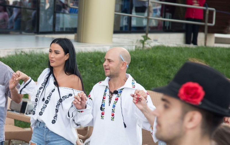 Ana Baniciu și  Raluka încing atmosfera în ultima ediție ”Poftiți la Nea Mărin”. Cum arată fetele în cvostum de baie