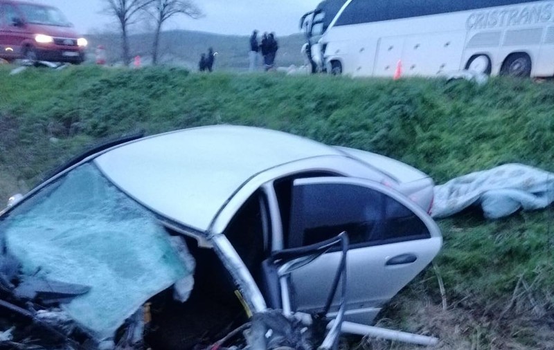 Accident grav în Vaslui. Un șofer a adormit la volan și a intrat cu mașina într-un autocar în care se aflau 33 de pasageri