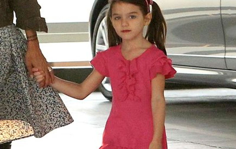 Foto | Suri Cruise se dă cu ruj pe buze