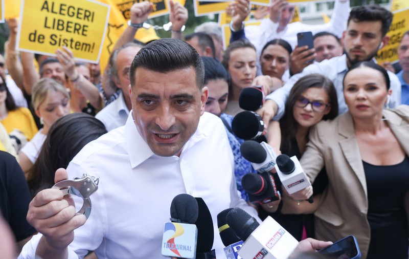 Parchetul General precizează că George Simion nu a fost citat, după ce liderul AUR a mers la sediul instituției cu o pereche de cătușe