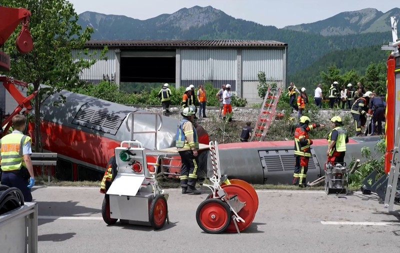 Patru morți și 30 de răniți, după ce un tren a deraiat în Germania