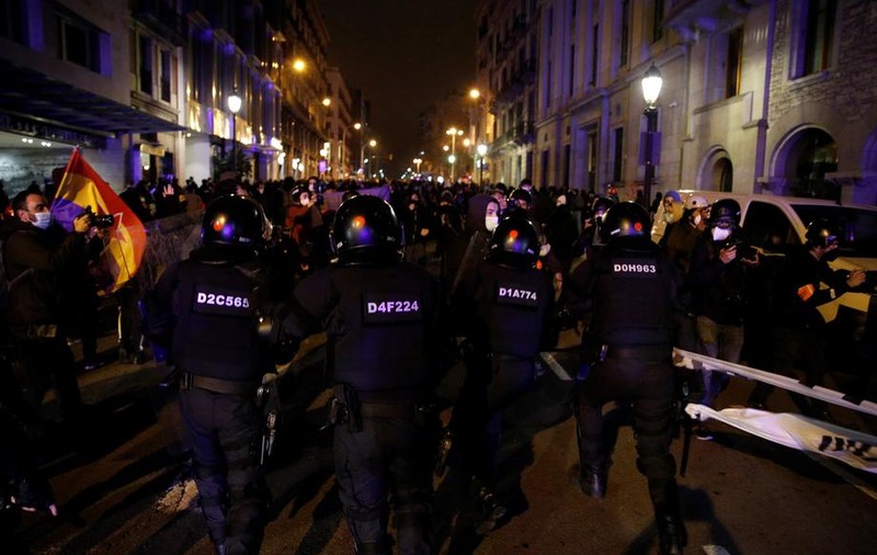 A șasea noapte de proteste în Spania, după arestarea lui Pablo Hasel, un rapper devenit simbol al libertății de exprimare