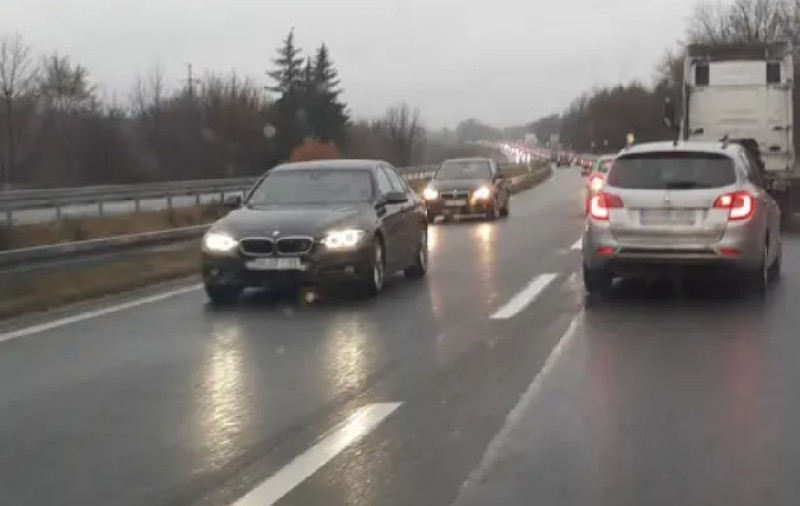 Haos pe cel mai important drum din Serbia spre România, pe malul Dunării: „Nu e semnalizat. Se circulă pe interzis. Dacă cineva vine tare și nu știe, te bușești!”
