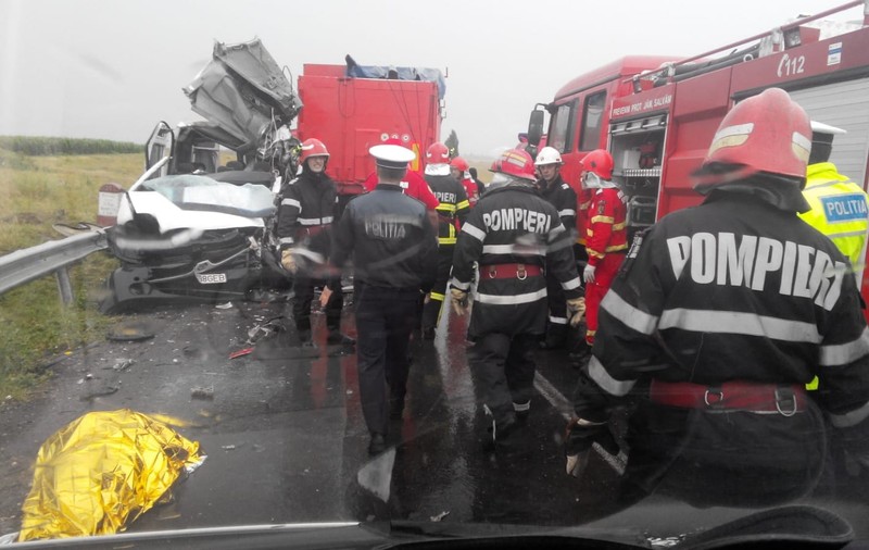 Doi morți și patru răniți într-un accident în Brăila. Un microbuz a fost lovit de un TIR intrat pe contrasens/ FOTO&VIDEO
