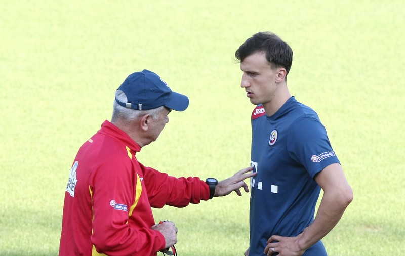 Scandal între Napoli și FRF. Italienii acuză Federația română că l-a forțat pe Chiricheș în dubla cu Ungaria și Grecia din preliminariile Euro 2016. A fost titular cu Empoli