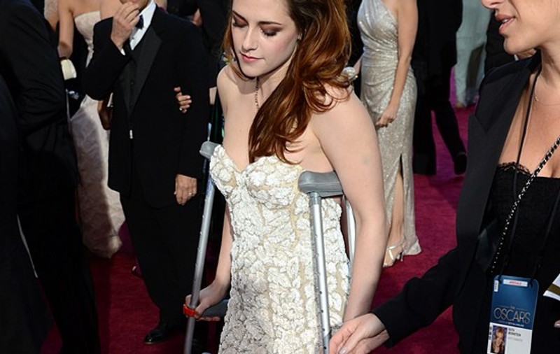 Kristen Stewart, ÎN CÂRJE, la Oscar! Vezi ce a păţit! FOTO 