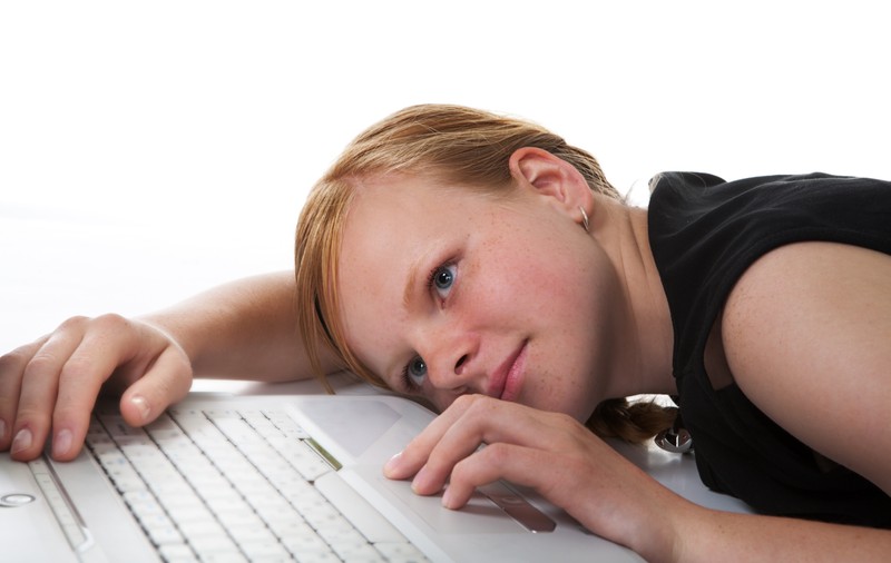 RAPORT ȘOCANT! 7 minute de exerciţii fizice, 7,5 ore la calculator: aşa arată  programul zilnic al adolescentului român. Vezi care sunt consecinţele