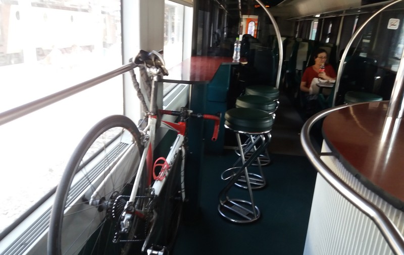 EXCLUSIV / Cu bicicleta în tren? Unde-o pui și cât te costă. „Îi dați roata jos și o luați ca bagaj!”