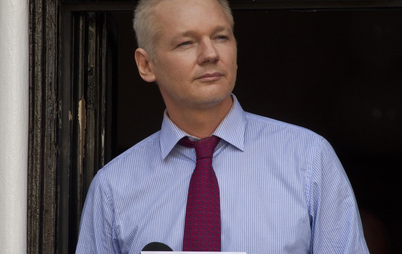Fondatorul WikiLeaks este dispus să se predea mâine, însă cu o singură dorință