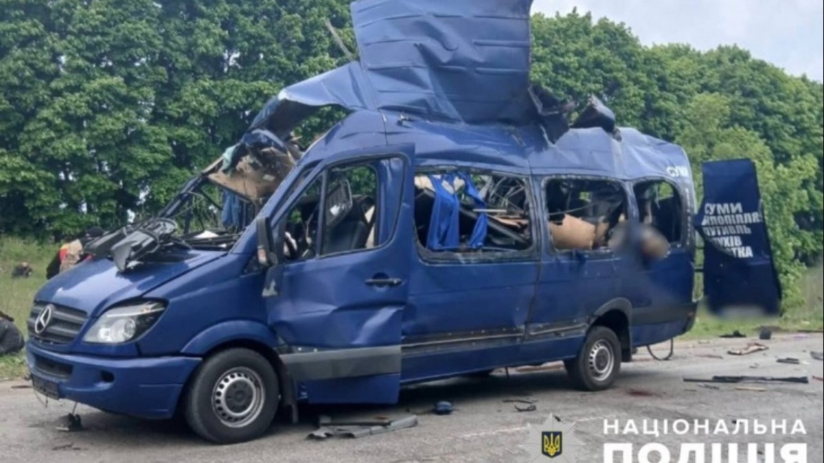 În imagine este ilustrat un autobuz albastru, care a fost distrus în urma unui atac cu dronă