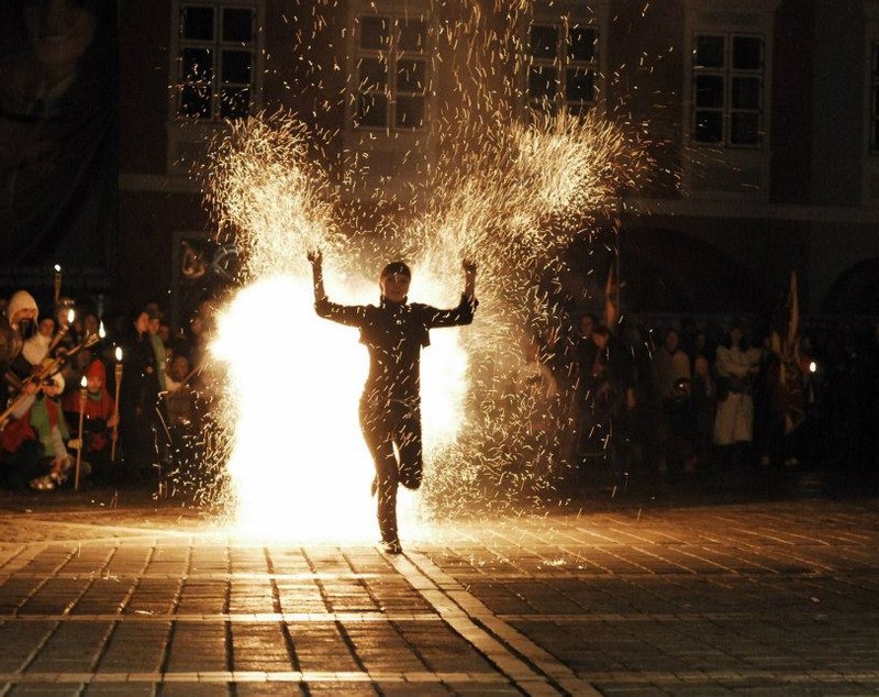 REPORTAJ: Jonglează cu focul. 12 brașoveni fac spectacol la festivalurile medievale și aduc în scenă sicrie sau butoaie de motorină din care taie cu flexul/ GALERIE FOTO