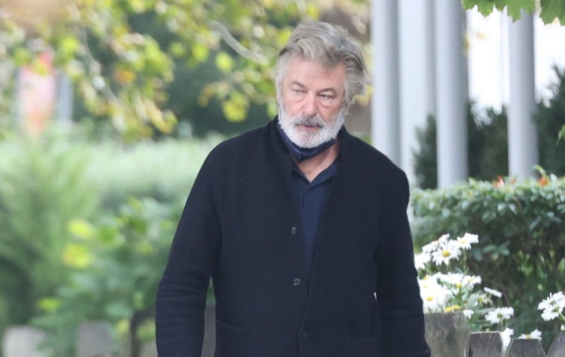 Asistentul regizorului a strigat „pistol rece” înainte de a-i înmâna lui Alec Baldwin o armă de foc cu încărcătură reală