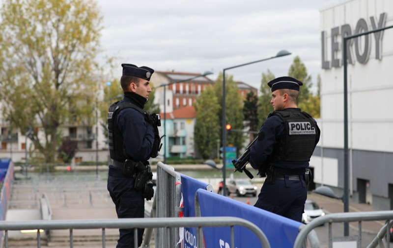 Alertă teroristă la Paris, după ce o femeie a amenințat că se aruncă în aer. Poliția a împușcat-o