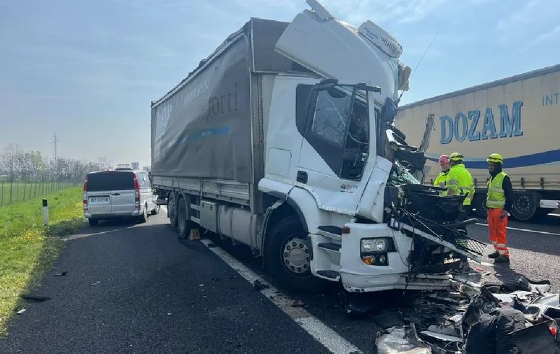 Maftei, șofer român de TIR, a murit pe loc în cabina zdrobită într-o cisternă, pe o autostradă din Italia