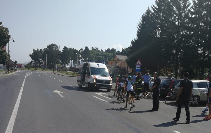 Patru bicicliști adolescenți au fost loviți de o mașină, la Zărnești. Șoferița nu s-a asigurat la intrarea într-o parcare
