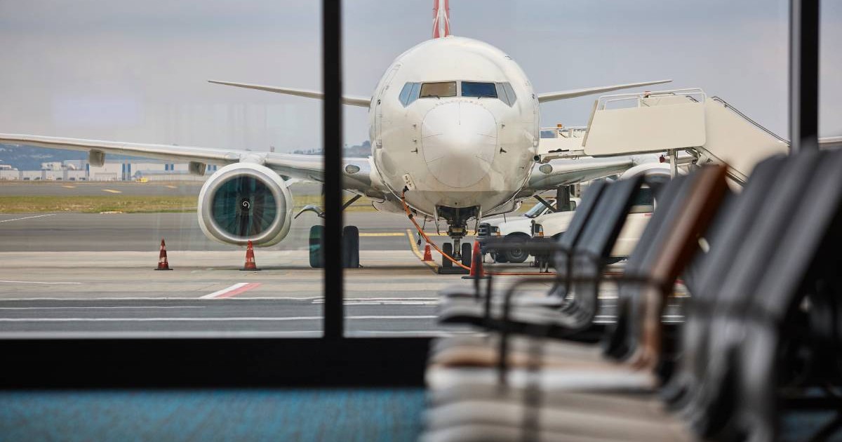 Avion pe pista in aeroport, stationeaza in zona de alimentare