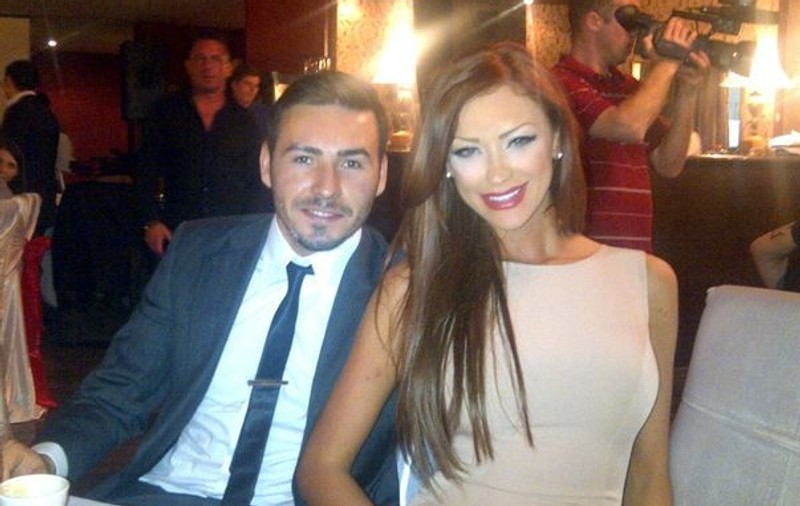 Bianca Drăgușanu s-a bronzat cu ochelarii pe nas sau nu știe să se machieze?