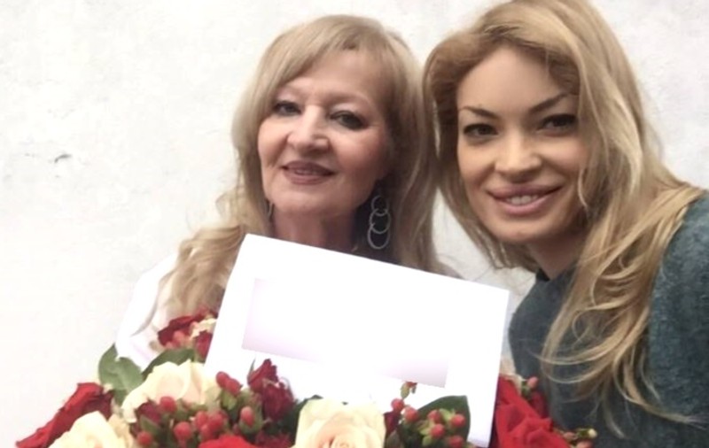 Cadou prețios de la Valentina Pelinel pentru mama ei