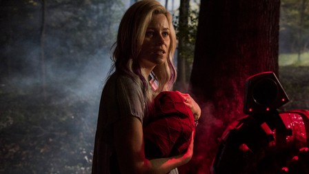 Elizabeth Banks găsește bebelușul în pădure / Foto: Sony Pictures