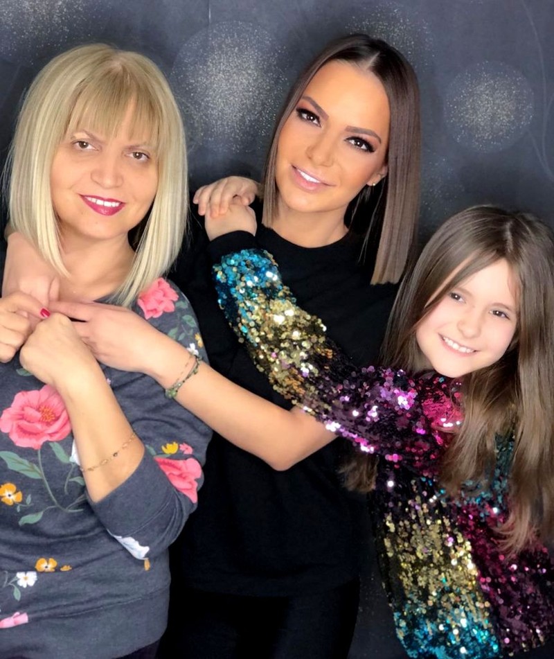 Andreea, alături de mama și de fiica ei