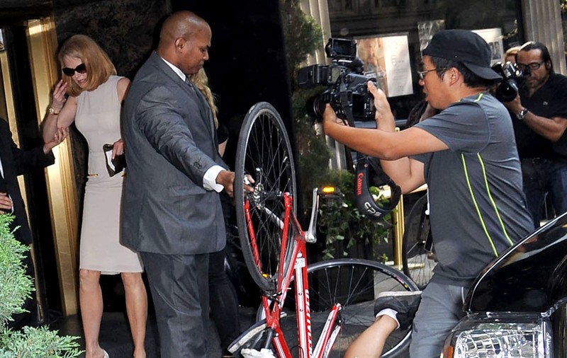 Actriţa Nicole Kidman, accidentată de un paparazzo pe bicicletă