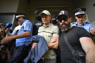 Alexandru Balan, fost adjunct al şefului Serviciului de Informații și Securitate al Republicii Moldova (SIS), după ce a ieșit de la sediul DIICOT. Foto: Hepta
