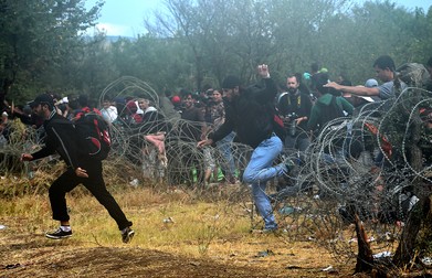 Migranți forțează granița dintre Grecia și Macedonia, 22 August 2015 / EPA