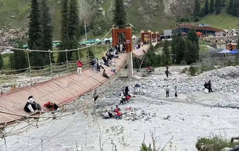 Momentul în care un pod plin cu turiști se prăbușește în China. Cinci oameni au murit și 24 au fost răniți