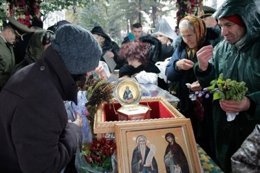 Pelerini se roagă la Sfânta Parascheva