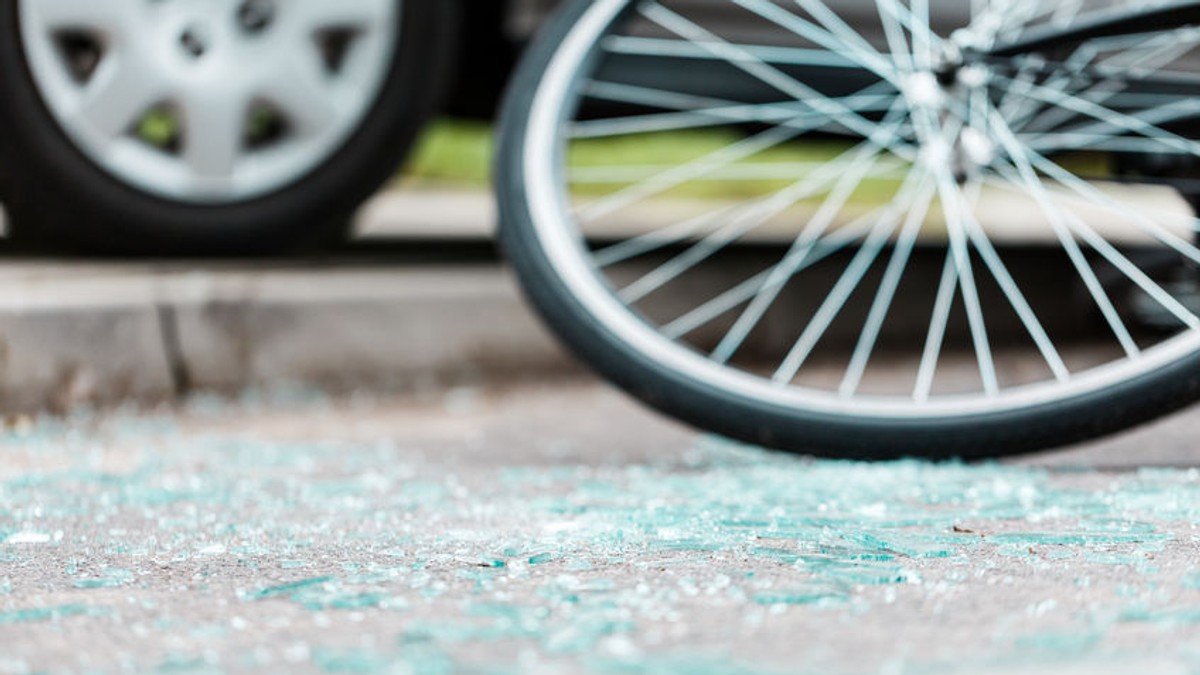 Un biciclist a murit după ce s-a lovit de un autocamion (foto 123)